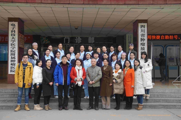 图4-袁长蓉教授、医院领导与护理科研骨干合影.jpg 图4-袁长蓉教授、医院领导与护理科研骨干合影.jpg
