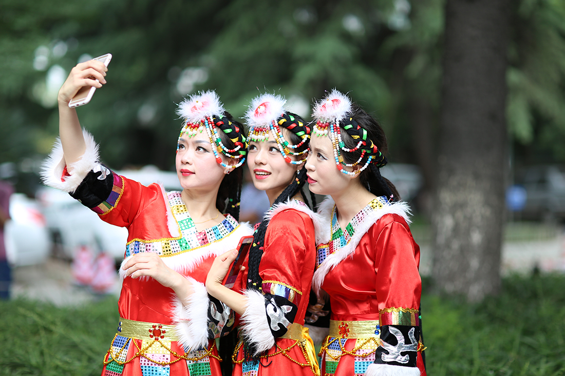 院里的小花 陈伟 药学部 素材.jpg