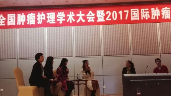 高丽与专家们进行案例讨论.jpg