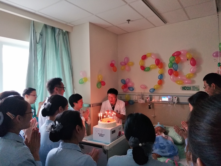 图一:病区主任、护士长带领全体医护人员唱响生日快,快乐歌.jpg 图一:病区主任、护士长带领全体医护人员唱响生日快,快乐歌.jpg