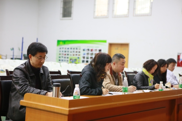 照片3:面试现场1:评委认真评分中.JPG 照片3:面试现场1:评委认真评分中.JPG