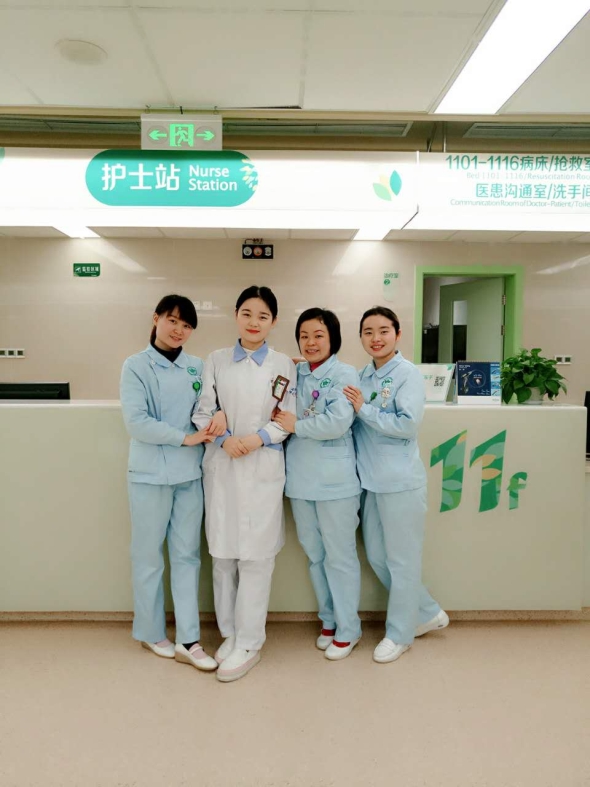 照片3 致可爱的人（与带教老师合影）.jpg